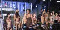 Rihanna entre as modelos no desfile de sua coleção de lingerie   Foto: Ilya S. Savenok / Getty Images