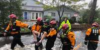 Equipes de resgate trabalham após passagem de furacão Florence em River Bend, Carolina do Norte 14/9/2018 REUTERS    Foto: Reuters