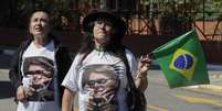 Apoiadores com camisas de Bolsonaro em frente ao Hospital Albert Einstein, em São Paulo  Foto: ANSA / Ansa - Brasil