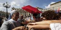 Distribuição de crucifixos na Praça São Pedro, Vaticano  Foto: ANSA / Ansa - Brasil