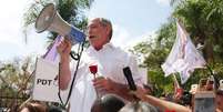 O candidato do PDT à presidência da República, Ciro Gomes faz panfletagem no Parque do Ibirapuera, em São Paulo (SP), neste domingo (16).   Foto: RENATO S. CERQUEIRA/ FUTURA PRESS / Estadão Conteúdo