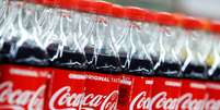 Garrafas de Coca-Cola em prateleira de supermercado. 05/02/2018. REUTERS/Regis Duvignau.  Foto: Reuters