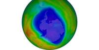 Camada de ozônio sobre o Polo Sul no dia 12 de setembro: em roxo e azul estão as áreas que têm menos ozônio, enquanto em amarelo e vermelho, as que têm mais  Foto: NASA / BBC News Brasil