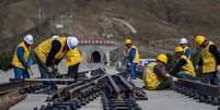 Homens trabalham em construção de ferrovia ligando Sichuan ao Tibet, na Região Autônoma do Tibet, na China 16/09/2018 He Penglei/CNS via Reuters  Foto: Reuters