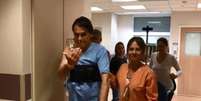 Bolsonaro brinca com o Dr. Macedo ao sair da UTI do Hospital ALbert Einstein, após mais de uma semana da facada que o deixou em estado grave  Foto: Reprodução / Estadão