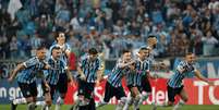 Gremistas correm para comemorar classifica&ccedil;&atilde;o nas oitavas de final diante do Estudiantes  Foto: Diego Vara / Reuters