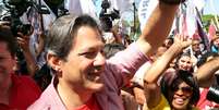 Fernando Haddad, candidato do PT à Presidência, durante ato de campanha em São Matheus, na zona Leste de São Paulo  Foto: Paulo Whitaker / Reuters