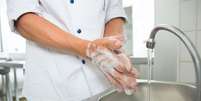 Chef de cozinha fazendo a higienização das mãos  Foto: Shutterstock / TudoGostoso