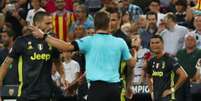 Árbitro expulsa Cristiano Ronaldo em jogo contra o Valência  Foto: Sergio Perez / Reuters
