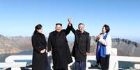 Presidente da Coreia do Sul, Moon Jae-in, e líder norte-coreano, Kim Jong Un, posam para fotos ao lado das esposas na Montanha Paektu 20/09/2018 Pyeongyang Press Corps/Pool via Reuters  Foto: Reuters
