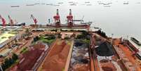 Pilhas de minério de ferro importado são vistas em um porto em Nantong, Jiangsu, na China. 11/09/ 2018.  REUTERS/Stringer   Foto: Reuters