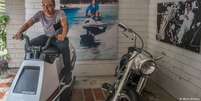 Turista tira foto no jet-ski de Pablo Escobar no museu dedicado ao narcotraficante em Medellín  Foto: DW / Deutsche Welle