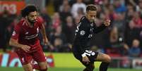 Neymar recebe a marcação de Salah no duelo entre Liverpool e PSG (Paul Ellis / AFP)  Foto: Lance!