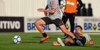 Matheus Vital conduz bola em treino do Corinthians  Foto: Fernando Dantas / Gazeta Press