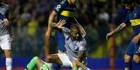Dedé pede ajuda ao goleiro Andrada, do Boca Juniors, no lance em que foi expulso  Foto: Demian Alday / Getty Images 