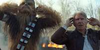 Chewbacca e Han Solo, personagens de 'Star Wars'  Foto: Reprodu&ccedil;&atilde;o de 'Star Wars: The Force Awakens' (2015) / Disney | YouTube / @Star Wars / Estad&atilde;o