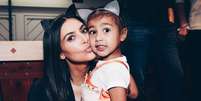 North West, filha mais velha de Kim Kardashian e Kanye West, desfilou na Califórnia, nos EUA, e fez homenagem a Michael Jackson  Foto: Getty Images / PurePeople