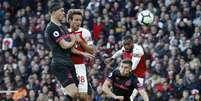 Lacazette, com um belo gol, abriu o placar da partida (Foto: ADRIAN DENNIS / AFP)  Foto: LANCE!