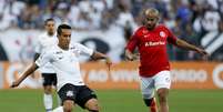 Jadson é marcado por Patrick em jogo contra o Internacional  Foto: Marco Galvão / Fotoarena / Estadão Conteúdo