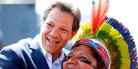Candidato do PT à Presidência, Fernando Haddad, cumprimenta indígena ao deixar sede da Polícia Federal em Curitiba
24/09/2018 REUTERS/Rodolfo Buhrer  Foto: Reuters