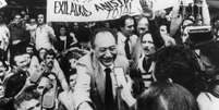 O político Miguel Arraes, em 1979, quando voltou do exílio durante a Ditadura Militar  Foto: Arquivo / Estadão