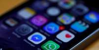 Ícones do WhatsApp e do aplicativo de mensagens do Facebook em tela de smartphone. 27/03/2017. REUTERS/Phil Noble.  Foto: Phil Noble / Reuters