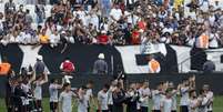 Jogadores do Corinthians entram em campo para treino aberto  Foto: Marco Galvão / Fotoarena / Estadão