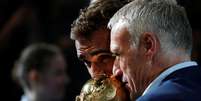 Deschamps e Griezmann beijam a taça de campeões do mundo  Foto: Charles Platiau / Reuters