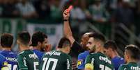 Mesmo com a expulsão do lateral cruzeirense Edilson, Palmeiras perdeu o primeiro jogo da semi; tentará virar fora de casa  Foto: Paulo Whitaker / Reuters