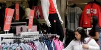 Consumidora em loja de roupas de S&atilde;o Paulo REUTERS/Paulo Whitaker  Foto: Reuters