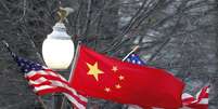 Bandeiras dos EUA e da China em Washington por ocasião de visita de presidente chinês 18/01/2011 REUTERS/Hyungwon Kang  Foto: Reuters