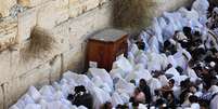 Judeus oram junto ao Muro das Lamentações durante uma bênção no feriado religioso Sucot
26/09/2018
REUTERS/Ammar Awad  Foto: Reuters