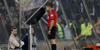 Árbitro consulta o VAR em partida da Copa Libertadores 20/09/2018  REUTERS/Ivan Alvarado  Foto: Reuters