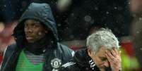 Clima entre José Mourinho e Pogba não é dos melhores (Foto: OLI SCARFF / AFP)  Foto: Lance!