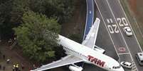 Um avião modelo A320 da Latam colidiu contra uma árvore ao ser rebocado no Aeroporto de Congonhas; a aeronave não estava tripulada e o incidente não deixou feridos  Foto: Band/Reprodução / Estadão