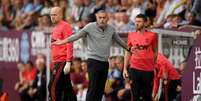 O t&eacute;cnico Jos&eacute; Mourinho &agrave; beira do campo em jogo do Manchester United  Foto: Shaun Botterill / Getty Images