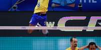 Wallace põe a bola em jogo entre Brasil e Sérvia  Foto: Massimo Pinca / Reuters