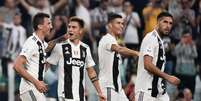 Mandzukic (esquerda) comemora o primeiro gol da Juventus com Dybala (Foto: Marco Bertorello / AFP)  Foto: LANCE!