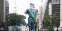 Apoiadores de Jair Bolsonaro levaram símbolos militares para a Avenida Paulista  Foto: Kevin David/A7 Press / via Estadão Conteúdo