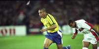 Ronaldo conduz bola no jogo contra o Marrocos, na Copa de 1998  Foto: Shaun Botterill/Allsport / via Getty Images