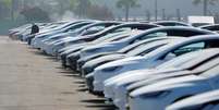 Veículos Tesla recém-fabricados estacionados em lote perto de aeroporto em Burbank, California, EUA  24/08/ 2018. REUTERS/Mike Blake  Foto: Reuters