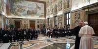 Papa Francisco recebe padres franceses no Vaticano  Foto: ANSA / Ansa - Brasil