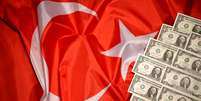 Notas de dólar ao lado de bandeira da Turquia 25/08/2018 REUTERS/Dado Ruvic  Foto: Reuters