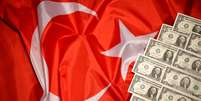Notas de d&oacute;lar ao lado de bandeira da Turquia 25/08/2018 REUTERS/Dado Ruvic  Foto: Reuters