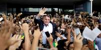 Candidato do PSL à Presidência, Jair Bolsonaro, chega ao aeroporto internacional de Salvador, em maio
24/05/2018
REUTERS/Ueslei Marcelino  Foto: Reuters