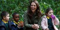 Kate Middleton, duquesa de Cambidge, sorri ao brincar com crianças em escola de Londres   Foto: Peter Nicholls / Reuters