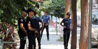 Policiais patrulham casa do pastor norte-americano Andrew Brunson em Izmir, na Turquia 20/08/2018 REUTERS/Osman Orsal   Foto: Reuters