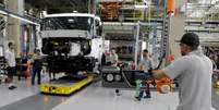 Operários trabalham na nova linha de montagem de caminhões na fábrica de caminhões e ônibus da Mercedes Benz em São Bernardo do Campo (SP) 27/03/2018. REUTERS/Paulo Whitaker   Foto: Reuters