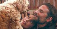 Bradley Cooper e seu cachorro em cena com Lady Gaga em 'Nasce uma Estrela'  Foto: AdoroCinema / AdoroCinema