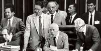 Ulysses Guimarães na promulgação da Constituição; discurso histórico exaltava que 'traidor da Carta era um traidor da pátria'  Foto: Célio Azevedo / BBC News Brasil